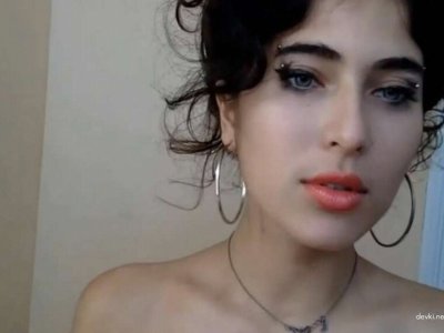 Сексуальная красотка снимает домашнее порно и показывает свои интимные моменты
