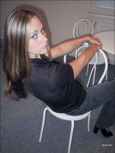 Развратная красотка демонстрирует интимные места