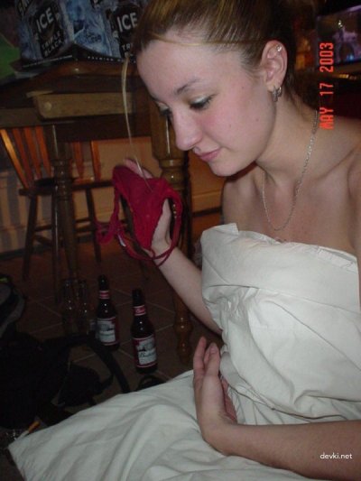 Тусовщица в нетрезвом состоянии раздевается