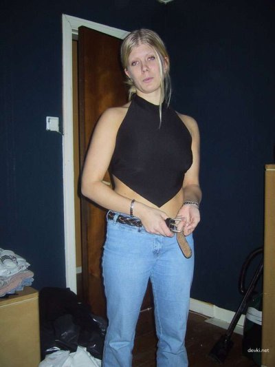 Девушка в откровенном образе позирует и наслаждается любовью!