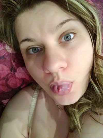 Девушка демонстрирует свое обнаженное тело