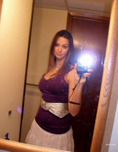 Милая девушка с чарующими ножками провела откровенную фотосессию