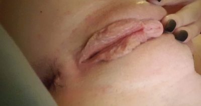 Милая девчонка с черноволосыми волосами и дыркой в носу