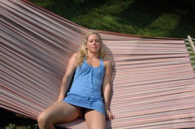 Девушка удовлетворяет себя игрушкой для взрослых