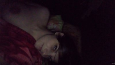 Развратная красотка позирует голой на камеру