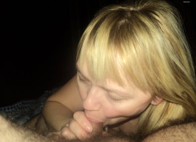 Шлюшка раздевается и показывает свое тело