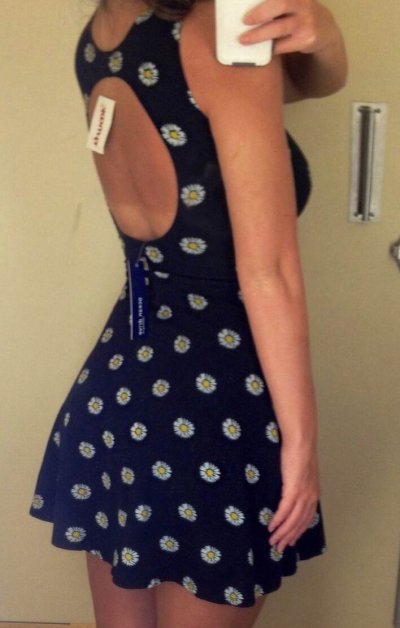 Дама демонстрирует прекрасное декольте