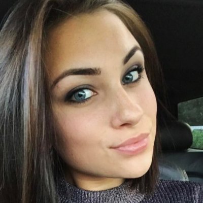 Сексуальные снимки красотки с влажной грудью и гладко выбритой киской