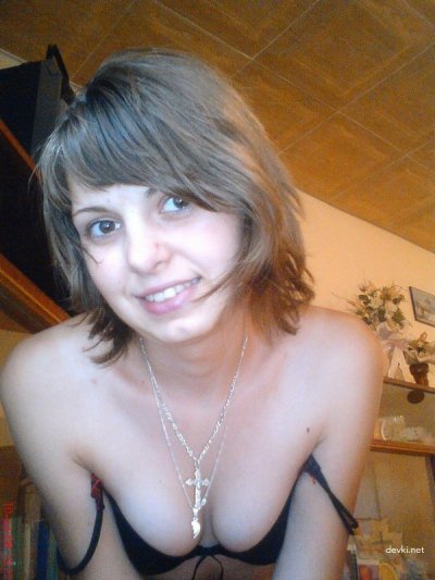 Сладкая красотка делает фото своей промежности