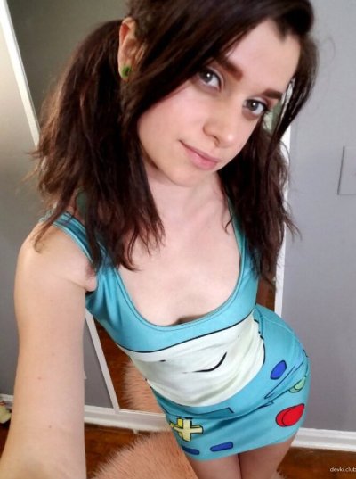 Девочка показала свои прелести.