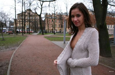 Девушка смело раздевается на глазах у прохожих в общественных местах