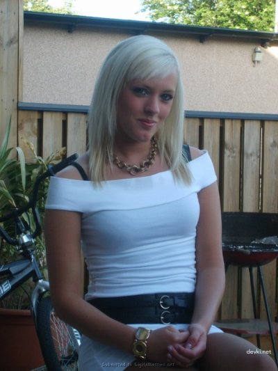 Блондинка умело обрабатывает член