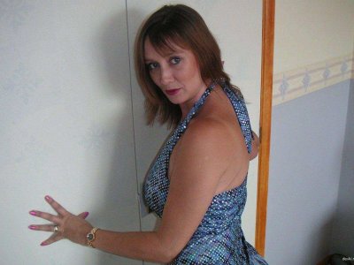 Очаровательная девушка раздевается на кровати: часть 2