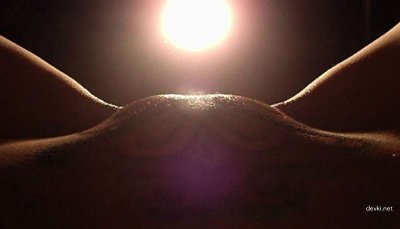 Девушка с ярким тату на лобке: откровенные моменты и страсть