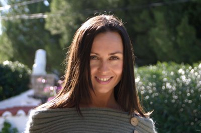 Развратная дамочка раздевается перед камерой