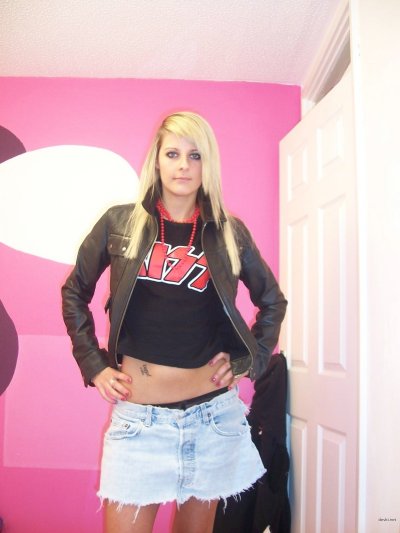 Молоденькая ученица снимает себя голой в стиле НЮ