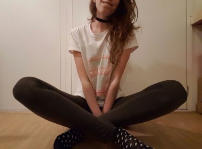 Без комплексов демонстрирует свою обнаженную фигуру перед камерой