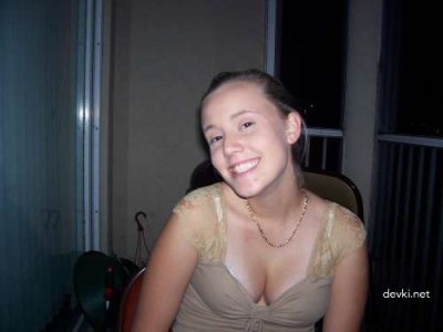 Шлюха показывает свои прелести и делает минет