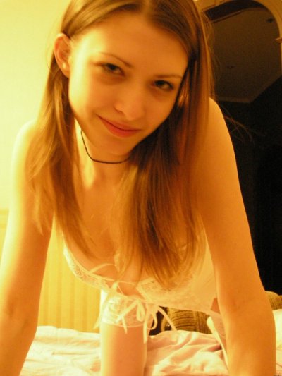 Шлюшка решила продемонстрировать свое обнаженное тело