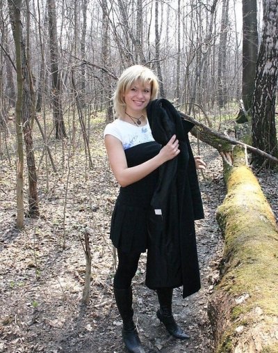 Обнажилась полностью под сенью деревьев