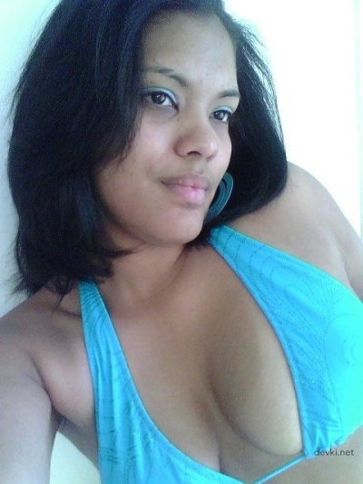 Эбонитовая красотка делает селфи перед камерой