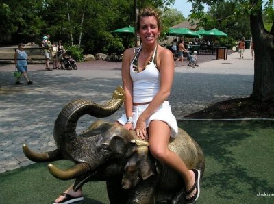 Он выяснил, что его милфа-жена предпочитает девочек.