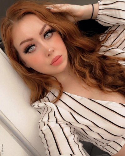 Горячая красотка с рыжими волосами и упругой киской