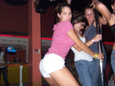 Облизывает киску сексуальной красотки