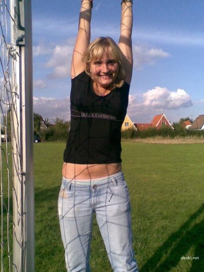 Молодая красотка с обильным вагинальным выделением