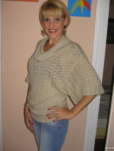 Голая красотка демонстрирует свои прелести