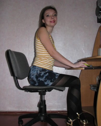 Развратная девочка в офисе без одежды