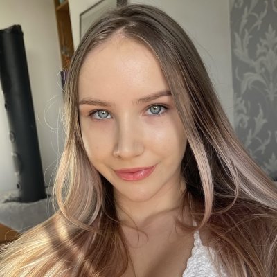 Развратная красотка на горячих фото с обалденной промежностью