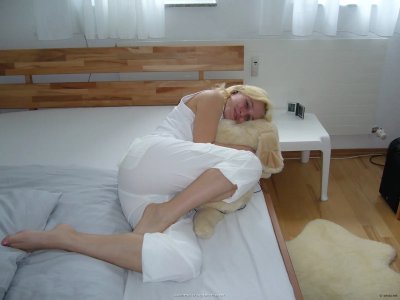 Интимные фотографии прелестной дамы без одежды, готовой к экспериментам