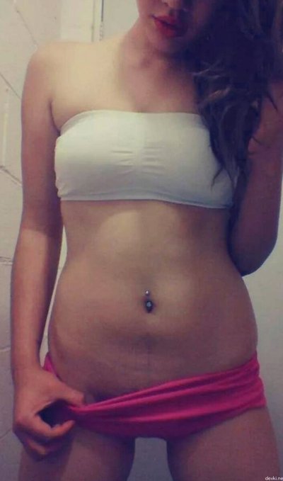 Шмара раздевается догола перед камерой