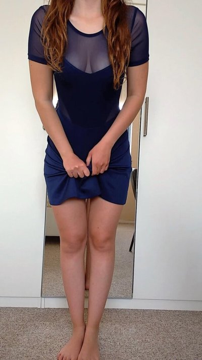 Девчонка показывает себя перед зеркалом