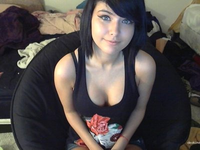 Брат выложил интимные снимки своей родственницы