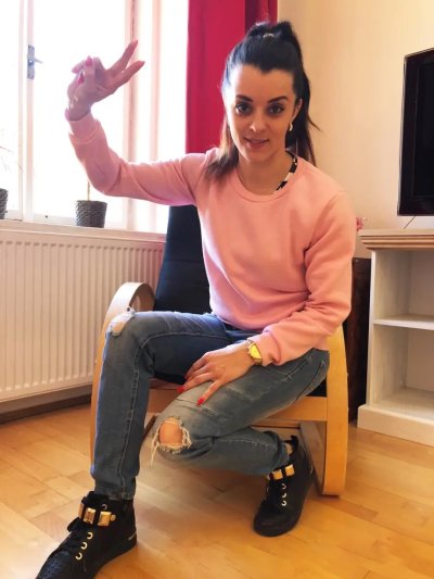 Снимаю одежду на своем свежем рабочем кресле