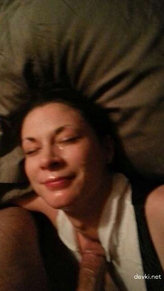 Очаровательная брюнетка в стильных очках: горячий взгляд на мир!