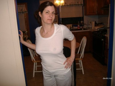 Мягкая дамочка показывает свое обнаженное тело