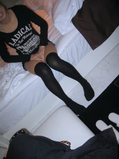 Экзотическая красотка демонстрирует свою пушистую промежность