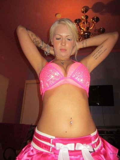 Сексуальная красотка в розовом наряде разработала свои интимные места и сделала оральный сюрприз