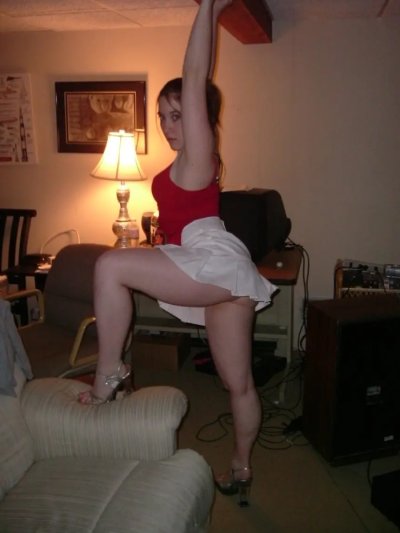 Девушка снимает, как удовлетворяет его орально