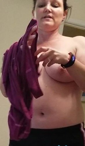 Горячая милфа демонстрирует свои прелести