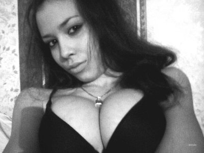 Дамочка наслаждается вниманием публики, она в своем элементе.