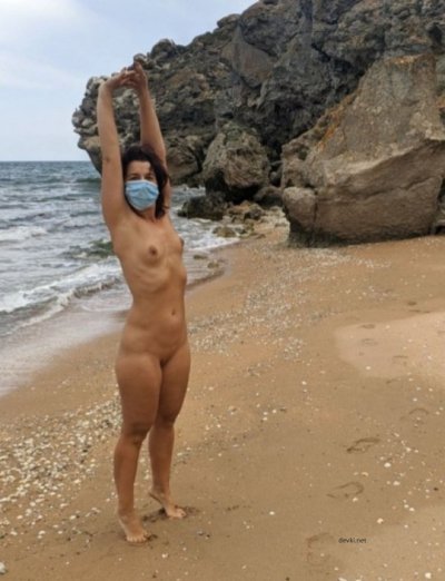 Супруга на берегу во время самоизоляции