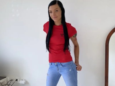 Раздевается и нежно подразнивает своей обнаженной пилоткой 🌶️