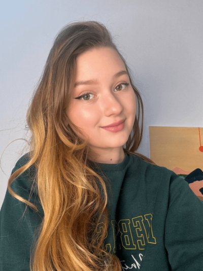 Милашка раскрывает ножки, демонстрируя свои прелести