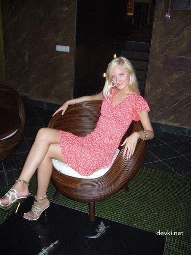 Развратная красотка в раздетом виде в блонд волосами