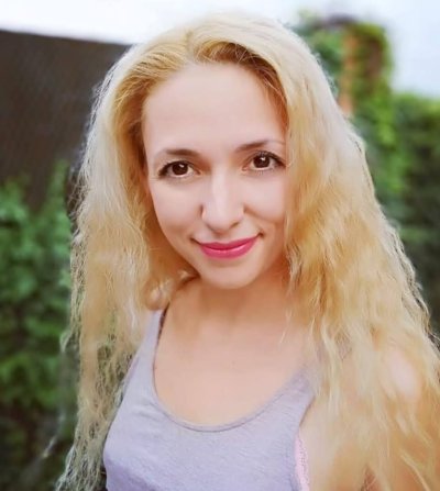 Пышечка с упругой фигурой наслаждается фотосессией без одежды и оральным сексом