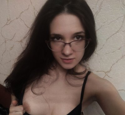 Соблазнительная брюнетка. Красотка с идеальными параметрами уверенно позирует.